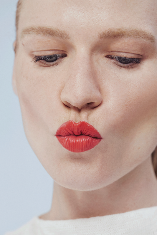 El mejor maquillaje antiojeras: una barra de labios roja